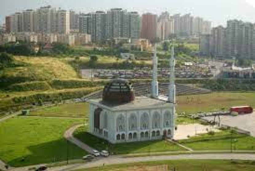 Masjid Istiqlal berdiri megah di tengah ibu kota Bosnia, Sarajevo. Warga Bosnia lazim juga menyebut masjid ini sebagai masjid Soeharto.