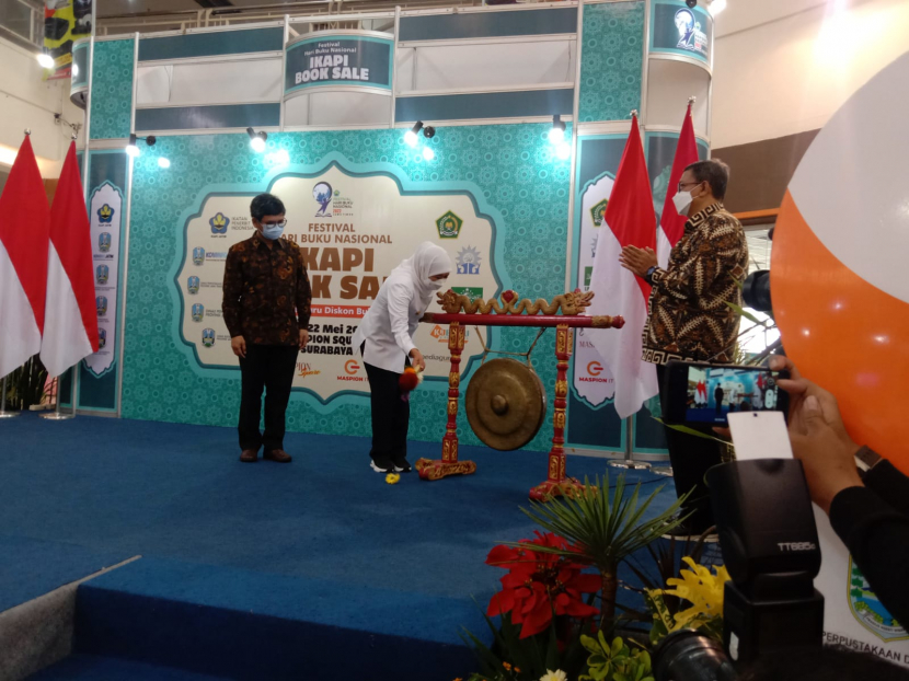 Gubernur Jatim, Khofifah Indah Parawansa meresmikan pembukaan IKAPI Book Sale 2022.
