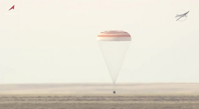 Kapsul Soyuz MS-19 beberapa detik sebelum mendarat di Kazakhstan, mengembalikan seorang astronot NASA dan dua kosmonot Roscosmos. Kredit: NASA TV