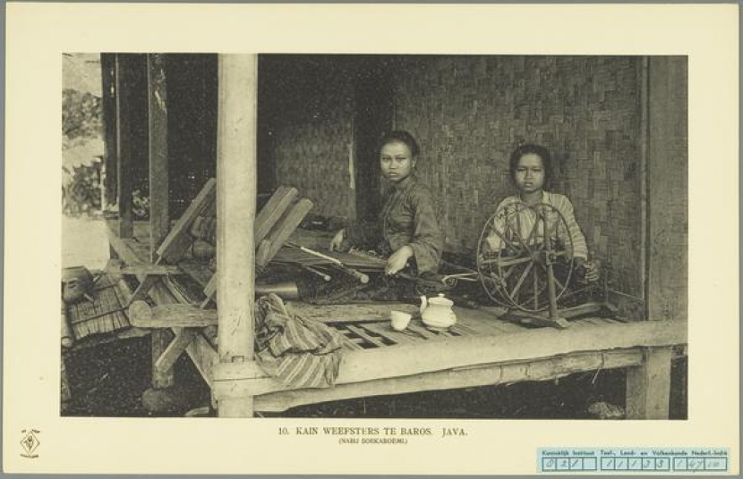 Perempuan Indonesia tengah membuat kain di masa kolonial Belanda. Potret ini menunjukkan gambaran pembuatan kain di masa lampau di Indonesia. (digitalcollections.universiteitleiden.nl)
