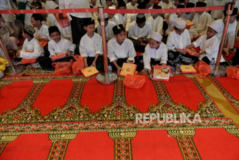 Anak-anak mengikuti acara buka puasa bersama. (Dok. Republika)