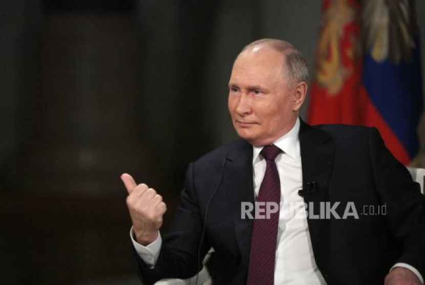 Presiden Rusia Vladimir Putin dalam wawancara dengan jurnalis AS Tucker Carlson di Kremlin, Moskow pada 6 Februari 2024. Foto dirilis pada 9 Februari 2024.  