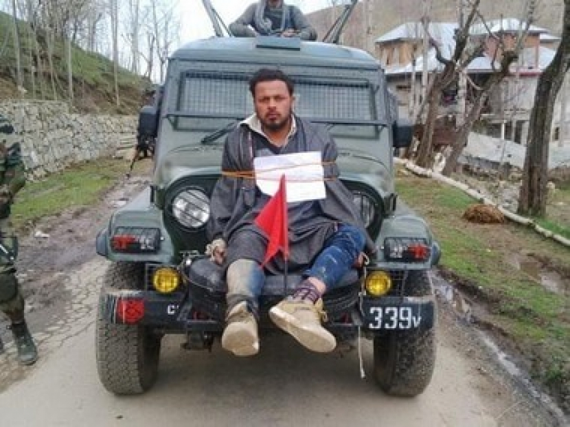Seorang pria Muslim Kashmir yang digunakan oleh Angkatan Darat India sebagai 'perisai manusia', Lembah Kashmir, April 2017. Sumber: https://www.firstpost.com/india/human-shield-case-jammu-and-kashmir-rights- body-seeks-fresh-report-on-army-officer-major-leetul-gogois-actions-5063731.html