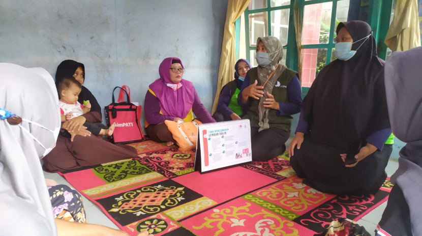 Kader Yayasan Akses Sehat Indonesia membantu sosialisasi penyakit TBC di Kabupaten Bogor.