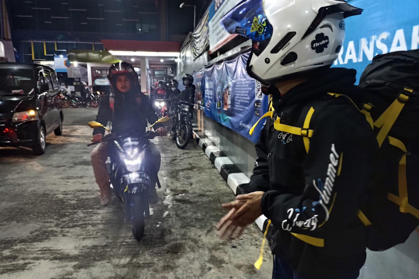 Pemudik arah Kabupaten Sumedang mengisi bahan bakar di sebuah SPBU di Jl Raya Cibiru -Cileunyi - Rancaekek, Bandung, Ahad (7/4/2024) malam. (Foto: Yogi Ardhi/Republika Network)