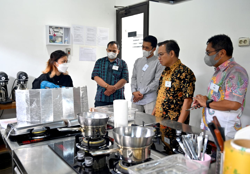 Suasana ruangan pembuatan origami cake yang disediakan program Re-Space di Gedung Inovasi Kemandirian, Kompleks Islamic Village Tangerang, Banten pada Sabtu (24/9/2022). Dok: Istimewa