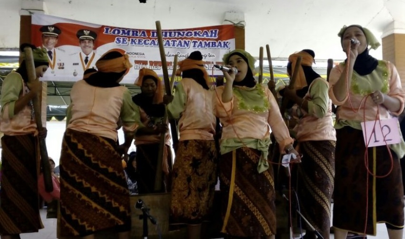 Sejumlah perempuan Bawean mengikuti Lomba Dhungka di pendopo kecamatan Tambak, Bawean. 