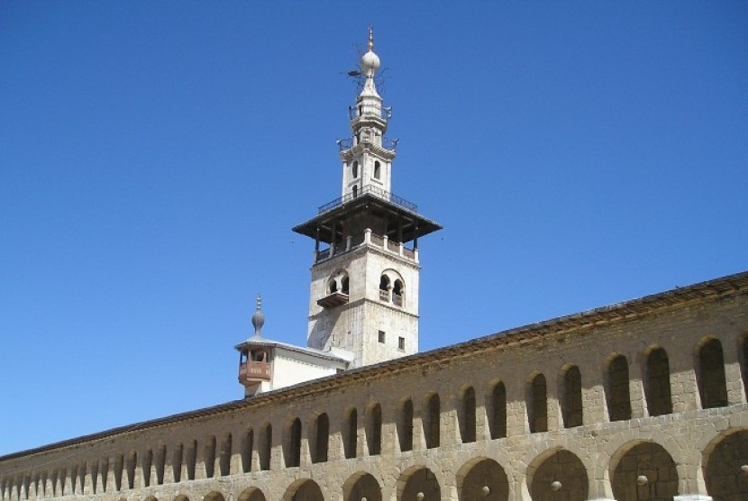 Masjid al-Umawi (Umayya) Damaskus, Suriah yang bermenara putih ini disinyalir sebagai tempat turunnya Nabi Isa ke bumi.