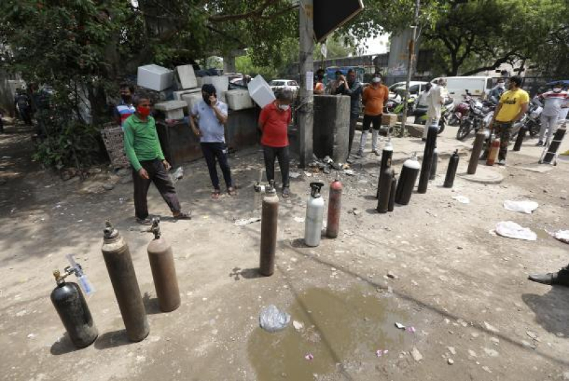 Warga antri mendapatkan tabung oksigen saat marak Covid-19. (AP)