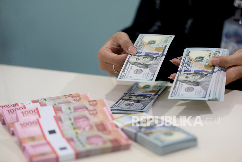 Rupiah berdanding dengan dolar AS.