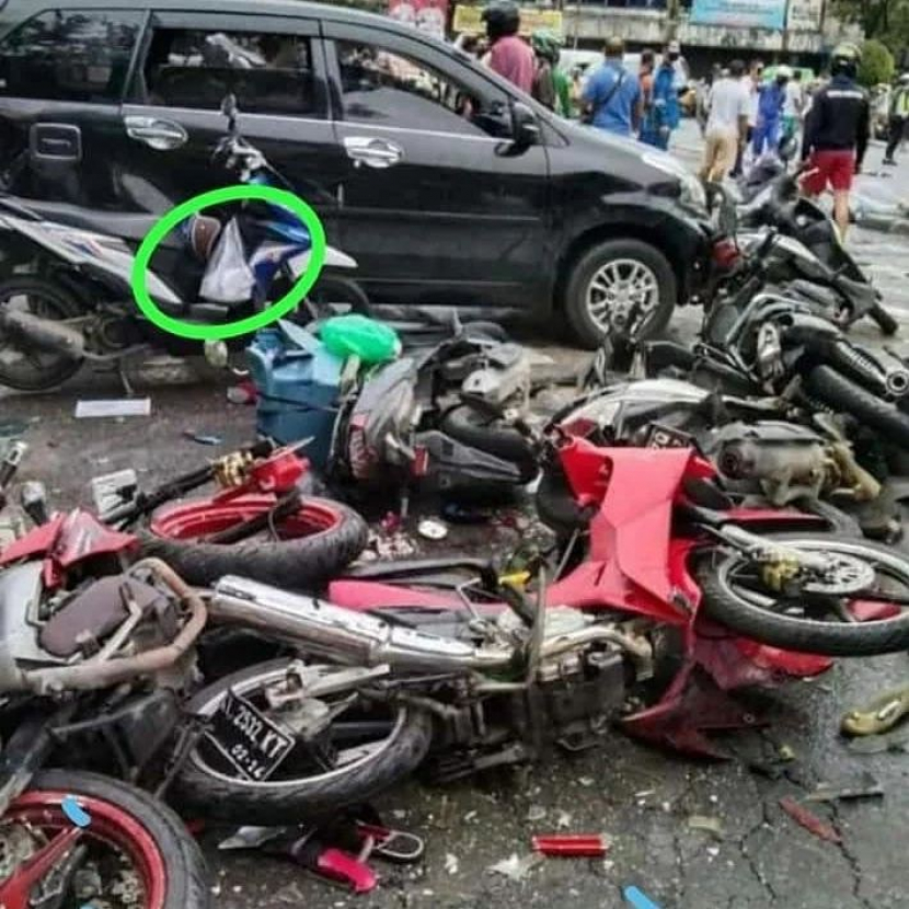 Motor korban kecelakaan kontainer di Balikpapan. Di dalam lingkaran hijau terlihat makanan yang hendak dibagikan kedua korban pada Jumat pagi. Foto: Instagram M_Ramadhani.