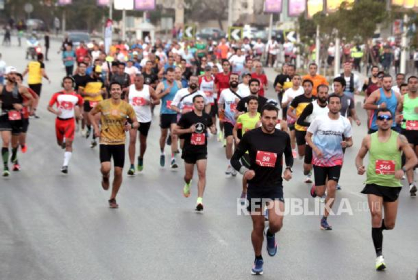 Pelari mengikuti Cairo Runners Half Marathon di Heliopolis, Kairo, Mesir, 10 Maret 2023. Foto: EPA-EFE/KHALED ELFIQI