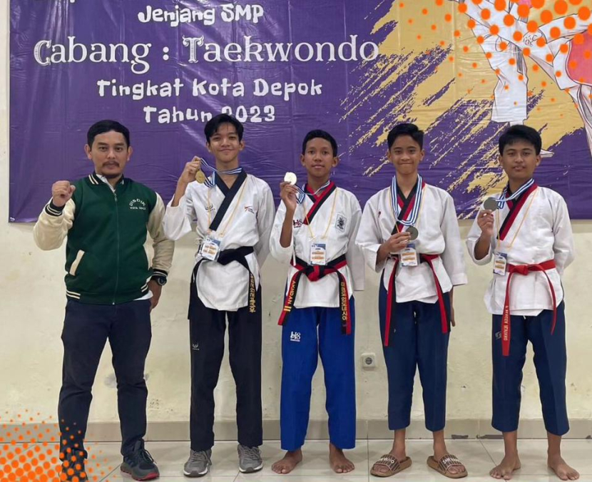 Muhammad Hanif (kedua dari kiri), atlet taekwondo Kahiji dari SMPN 25 Depok saat pengalungan medali.