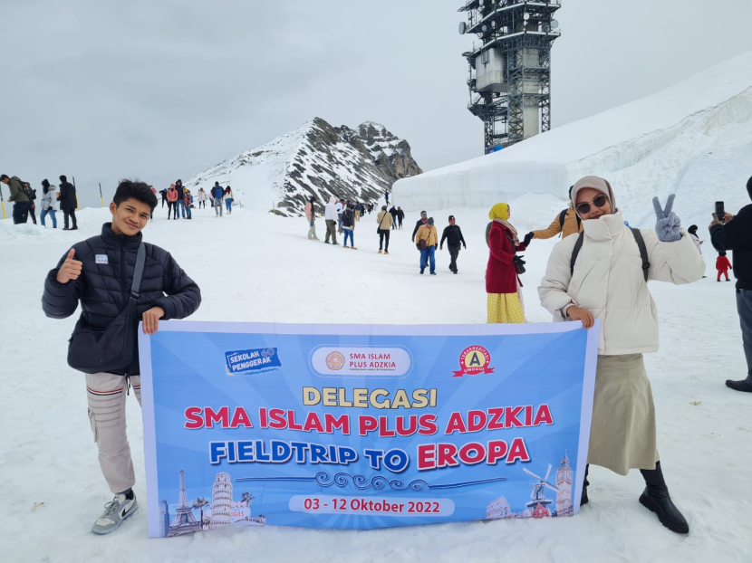 Alysha Nurul Saqeena Manurung (kanan) dan Dzakwan Mulyassar Azrul, dua siswa SMA Islam Plus Adzkia pemenang Adzkia Innovative Competition mendapat reward berwisata ke Eropa Barat bersama Adinda Azzahra Tour, 3-12 Oktober 2022.