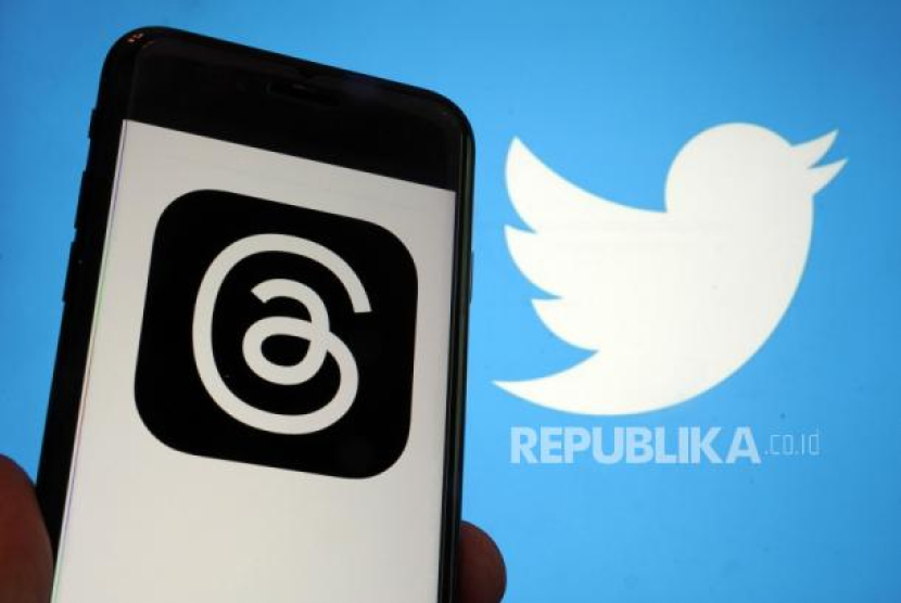 Foto ilustrasi menunjukkan aplikasi media sosial Threads (kiri) dan Twitter di New York, AS, Rabu (5/7/2023). Kaum FOMO Merapat, Ini 10 Perbedaan Threads dengan Twitter. Foto: AP Photo/Richard Drew