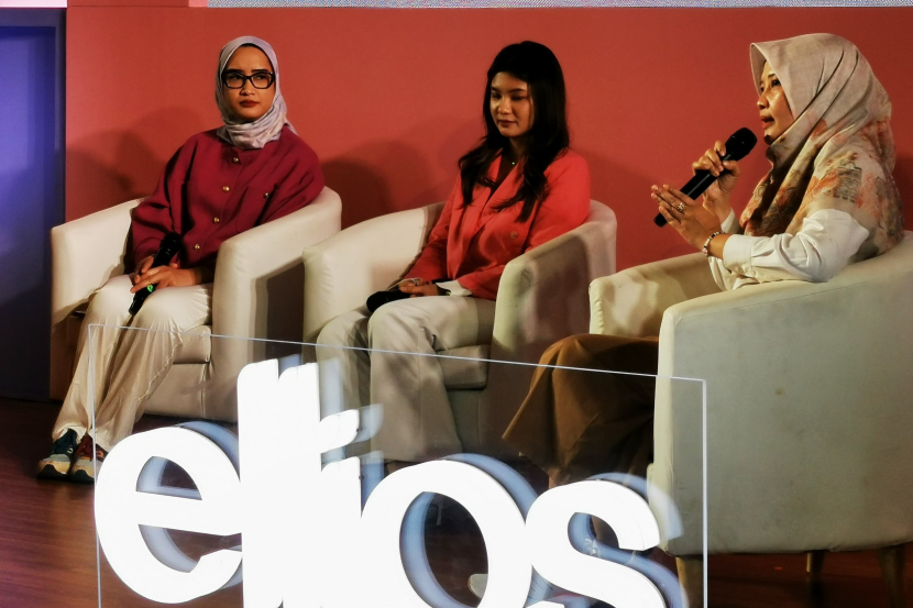 Kaprodi Manajemen Komunikasi Unpad Dr. Ira Mirawati, M.Si (dari kanan) Content Creator Eva Alicia dan Head of Public Relations Kino Indonesia, Arviane berbicara pada sesi konferensi pers di Kampus Fikom Unpad, Jatinangor, Kabupaten Sumedang, Rabu (8/5/2024).
