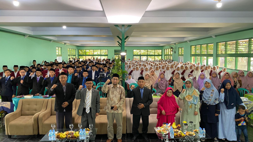 Kang Abik (baju batik) berfoto bersama dengan Pimpinan dan Pengasuh Ponpes Daarussalaam Depok, Kyai M. Syafe'ie serta KH. M. Thohir Manaf M.MPd, beserta para dewan guru dan santri, pada acara Milad ke-33 Ponpes Daarussalaam, dan Maulid Nabi Muhammad SAW.