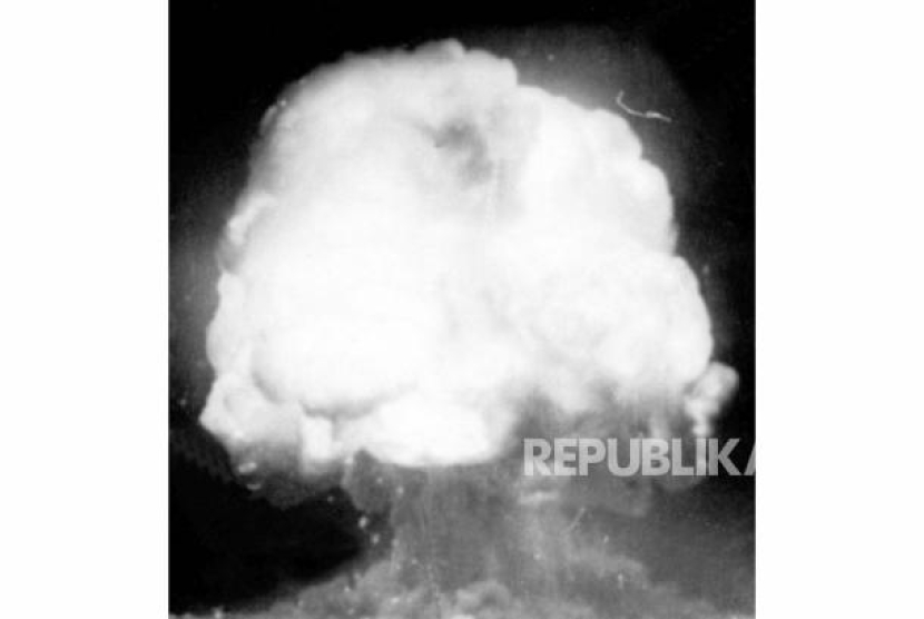 Bom atom AS pertama meledak selama pengujian di Alamogordo, New Mexico, 16 Juli 1945. Awan terbang setinggi 40 ribu  kaki, dilihat dari kamera otomatis enam mil jauhnya dari lokasi. Foto: AP Photo
