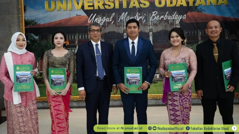 Sahara Putri Ayu Kenanga Gunawan (paling kiri), menjadi lulusan terbaik di Universitas Udayana Bali. (Istimewa)