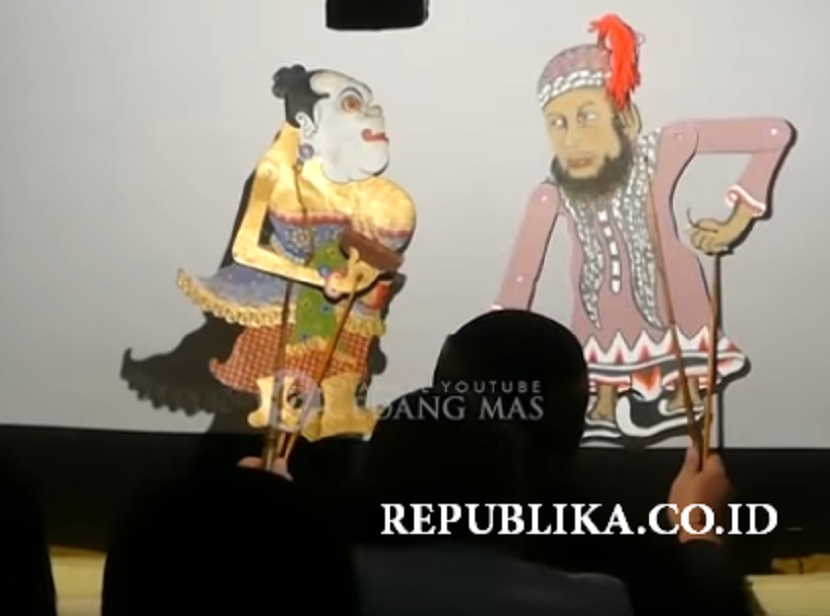 Karakter wayang yang mirip dengan sosok Ustadz Khalid Basalamah (kiri) muncul di pertunjukan wayang yang digelar Gus Miftah di Ponpes Ora Aji. Dalang Ki Warseno memainkan adegan 