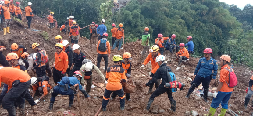 Tim BMH-SAR Hidayatullah bersama elemen lain di bawah komando Basarnas melakukan proses pencarian warga yang belum ditemukan di Desa Cugenang, Kecamatan Cugenang, Kabupaten Cianjur, Kamis (24/11/2022). (Foto: Dok BMH)