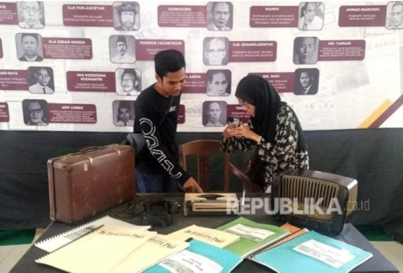 Pameran pers perjuangan menyambut peringatan Hari Pers Nasional di Medan Februari 2023, menampilkan juga profil tokoh-tokoh pers perjuangan (foto: wihdan hidayat/republika).