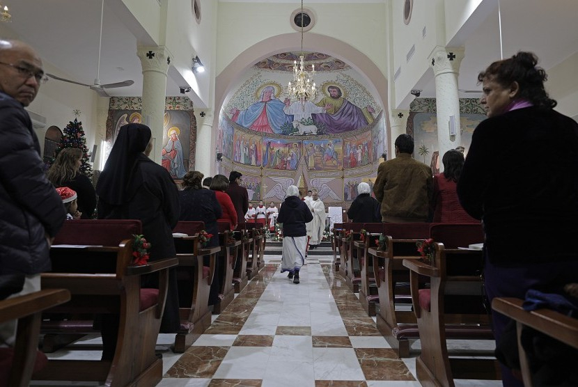 Warga Kristen Palestina mendatangi Gereja Latin di Gaza untuk mengikuti misa tengah malam Natal yang diadakan lebih awal karena situasi keamanan, Kota Gaza (24/12/2017). (EPA/file)