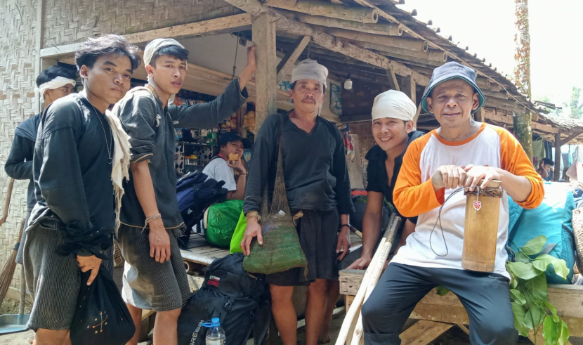 Warga Baduy Dalam berpakaian hitam dengan ikat kepala putih. Pakaian hitam dan putih memiliki makna yang menggambarkan dunia konsentris Baduy.