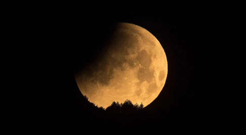 Gerhana bulan penumbra. Gambar: ROBERT ATANASOVSKI/AFP melalui Getty Images