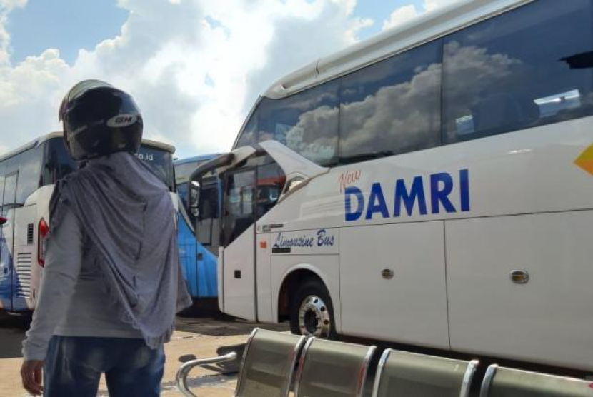 Ilustrasi bus Damri. Buruan Daftar! Masih Ada Waktu Daftar Mudik Gratis Bersama Inka. Foto: Antara/Dedi