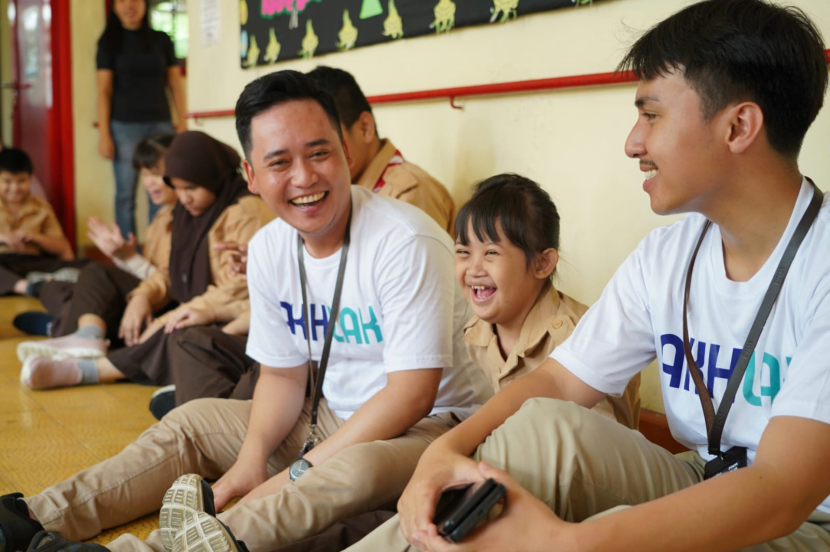 Sederet senyum hangat menyambut kedatangan milenial Permodalan Nasional Madani (PNM) di SLB Rawinala, Yayasan Pendidikan Dwituna Jakarta Timur (Jaktim), Rabu (29/5/2024). (Foto: PNM)