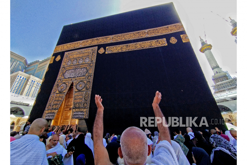 Umat Islam berdoa di depan Kabah, Masjidil Haram, Makkah, Arab Saudi, Ahad (30/4/2023). Foto: Dok. Republika