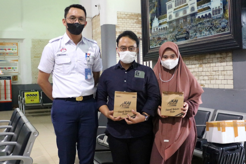 PT KAI Daop 3 Cirebon memberian takjil gratis kepada penumpang KA Jarak Jauh yang sedang menunggu di Stasiun Cirebon dan Stasiun Cirebon Prujakan. (Dok Humas Daop 3 Cirebon)