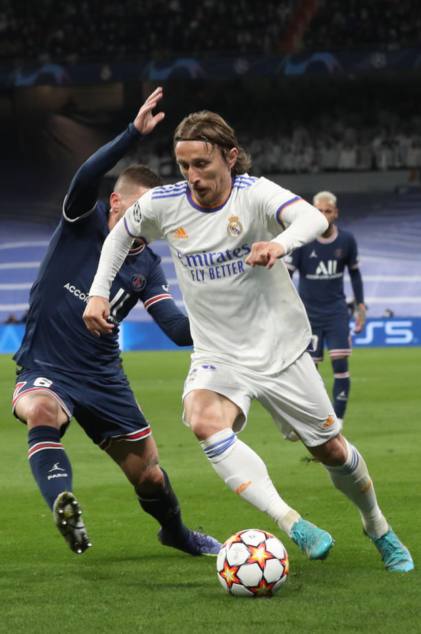 Gelandang Real Madrid Luka Modric membawa bola saat laga Real Madrid vs PSG, Kamis 10 Maret 2022 dini hari WIB
