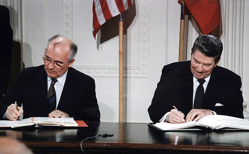 Mikhail Gorbachev dan Ronald Reagan menandatangani kesepakatan pelucutan senjata nuklir. (White House Photographic Office)