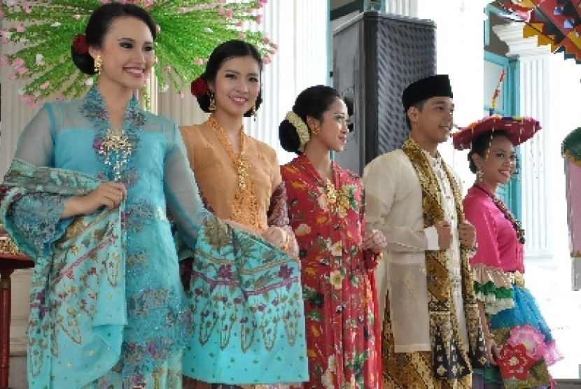 Kebaya Encim. Kebaya Encim digemari wanita Indo Belanda dan peranakan Tionghoa. Foto: Republika.