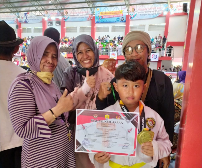 Radithya Aryasatya Wistara, juara 1 Kejuaraan Taekwondo Grobogan Cup I se-Jawa Tengah.