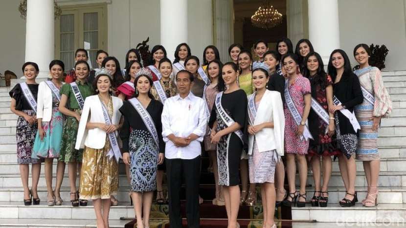 Presiden Joko Widodo bersama putri Indonesia dan Miss Word di Istana Bogor.