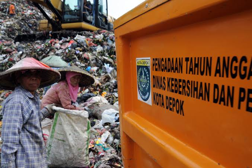 Pemulung sampah di TPA Cipayung, Kota Depok.