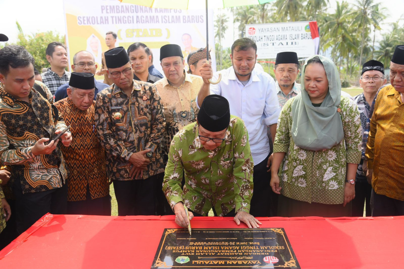 Ketua Pembina Yayasan MATAULI Akbar Tandjung menandatangani prasasti peletakan batu pertama pendirian kampus STAIB. (Dok Matapatnura.republika.co.id)