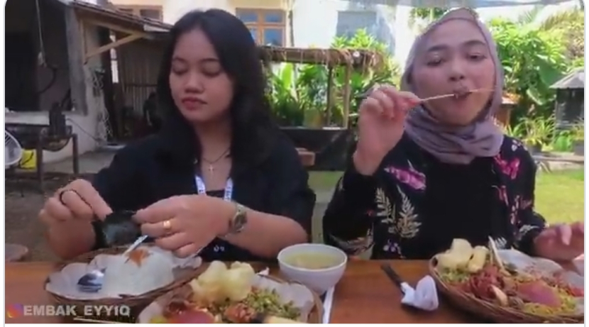 Vlogger makan babi. Foto: Tangkapan Layar