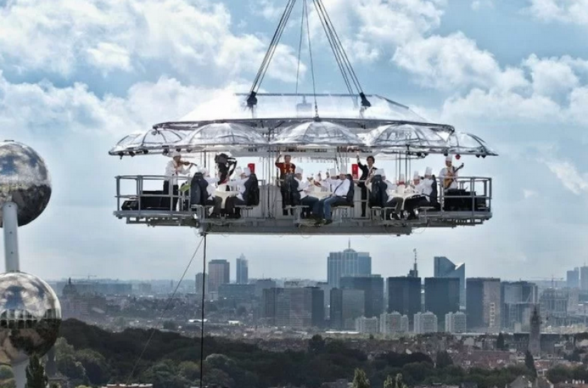Lounge in The Sky menjadi restoran melayang pertama di Indonesia.