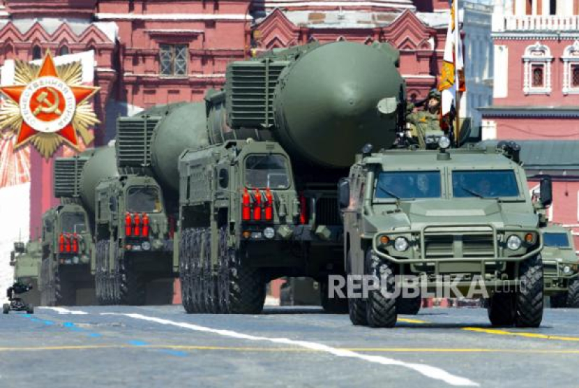  FILE - Rudal balistik RS-24 Yars Rusia meluncur di Lapangan Merah selama parade militer Hari Kemenangan di Moskow, Rusia pada 24 Juni 2020. Foto: AP/Alexander Zemlianichenko