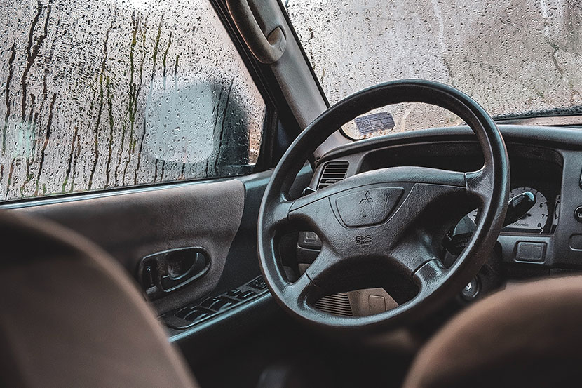 Embun pada kaca mobil saat hujan.