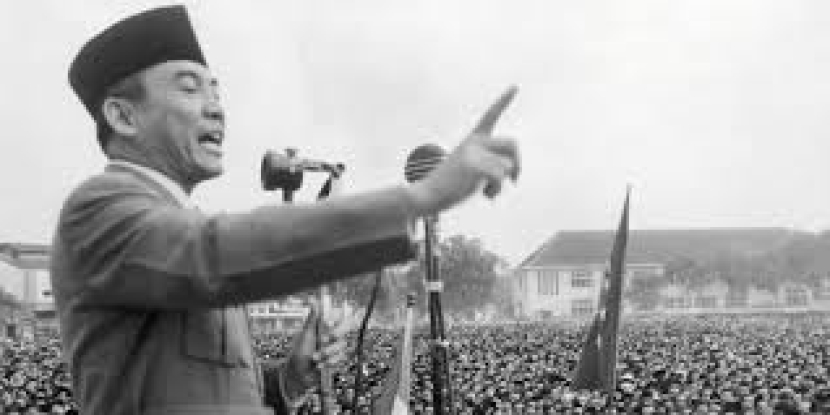  Presiden Pertama RI, Soekarno. Sebelum meninggal dunia, Soekarno pernah meninggalkan wasiat agar jenazahnya dibungkus kain bendera Muhammadiyah. Foto: Dok Republika.