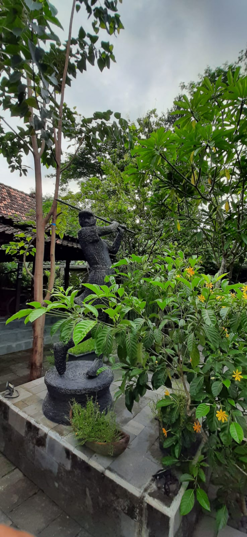 Salah satu patung yang ada di Candi Tirto Raharjo, Kasongan, Yogyakarta.