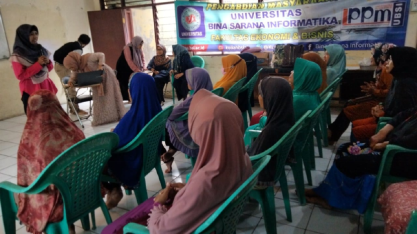 Dosen Universitas Bina Sarana Informatika (Universitas BSI) memberikan pelatihan Manajemen Usaha dan Strategi Penanggulangan Praktik Rentenir di Ranting Muhammadiyah Kayu Manis Jakarta Timur, Sabtu (01/4/2023). Foto : dok