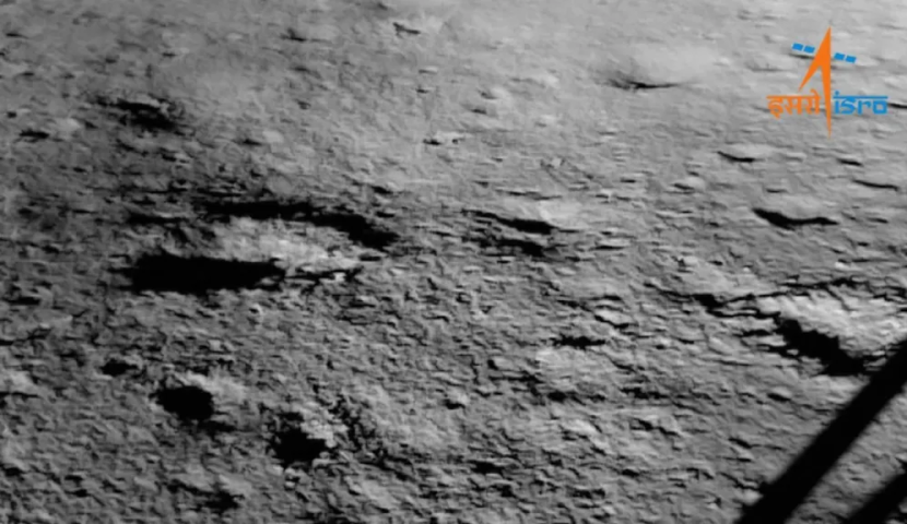 Gambar pertama permukaan bulan diambil oleh misi Chandrayaan-3 India setelah pendaratan bersejarahnya pada 23 Agustus 2023. Gambar: ISRO melalui Twitter