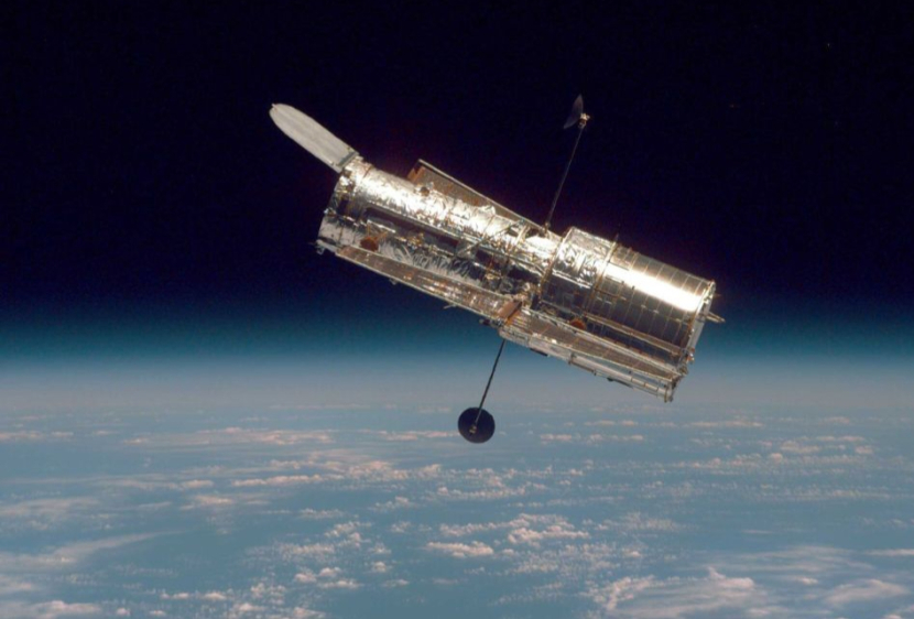 Pada tanggal 25 April 1990, Teleskop Luar Angkasa Hubble dikerahkan. Gambar: NASA