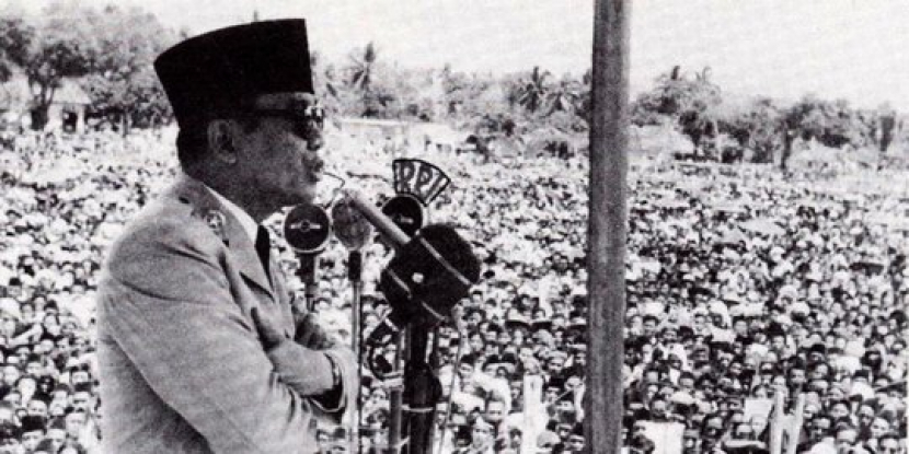 Paduka Yang Mulia (PYM) Presiden Soekarno dalam sebuah orasi di depan masa. Soekarno ditetapkan MPR menjadi presiden seumur hidup pada tahun 1963.